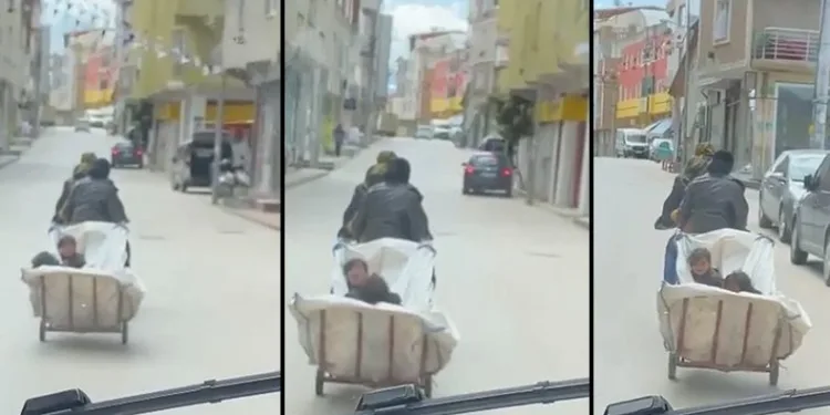Motosiklete bağladıkları çekçek arabasıyla çocuklarını taşıdılar
