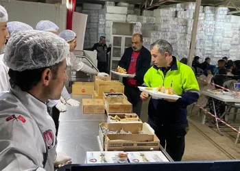 Depremzedeler sahurda çadırlarda buluştu