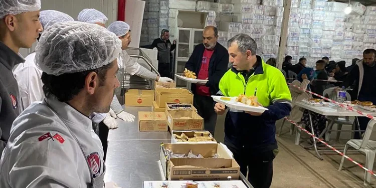 Depremzedeler sahurda çadırlarda buluştu