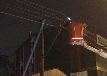 Deprem sandılar kamyon elektrik tellerini devirdi
