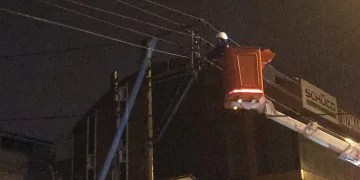 Deprem sandılar kamyon elektrik tellerini devirdi