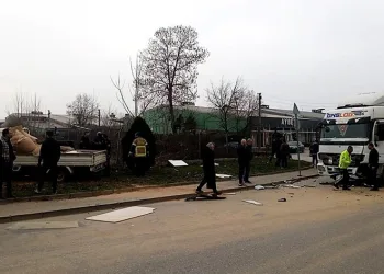 Tır ile kamyonet çarpıştı