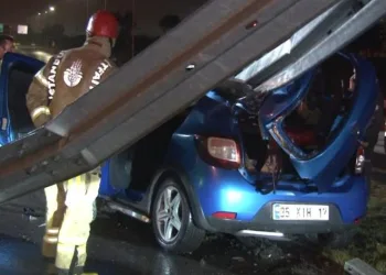TEM Otoyolu’nda otomobil bariyere girdi