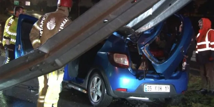 TEM Otoyolu’nda otomobil bariyere girdi