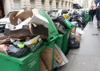 Paris’te binlerce ton çöp birikti