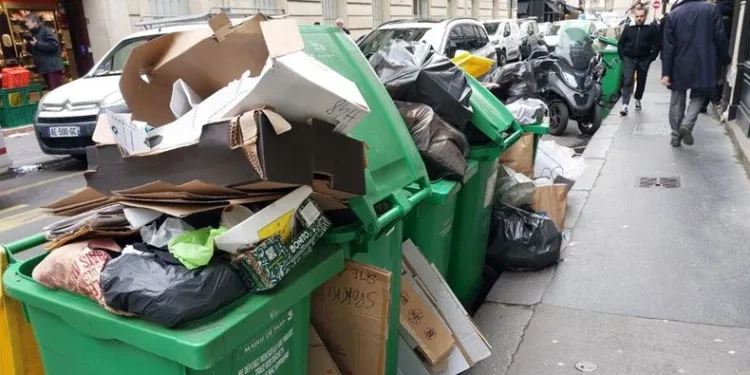 Paris’te binlerce ton çöp birikti