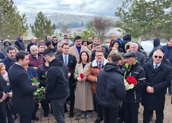 Dünyaca ünlü halk ozanı mezarı başında anıldı