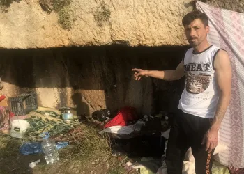 Depremzede mağarada yaşıyor