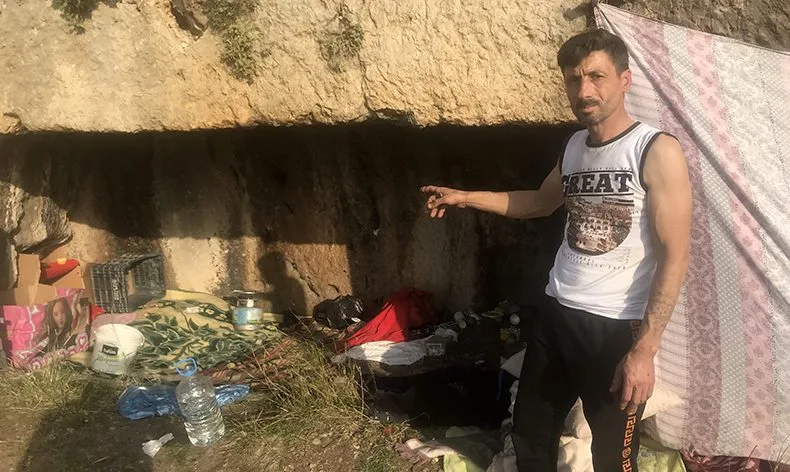 Depremzede mağarada yaşıyor