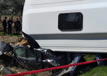 Alman turistleri taşıyan midibüs otomobili ezdi