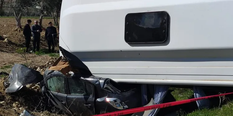Alman turistleri taşıyan midibüs otomobili ezdi