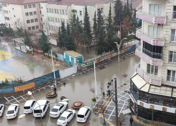 Sağanak yağış zor anlar yaşattı