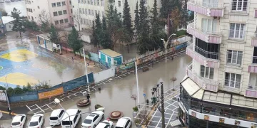 Sağanak yağış zor anlar yaşattı