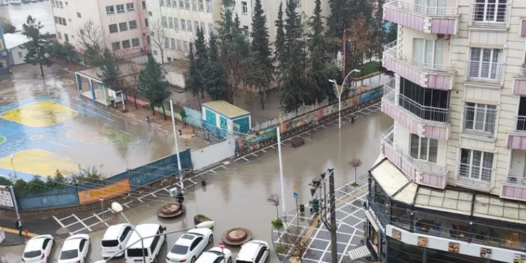 Sağanak yağış zor anlar yaşattı