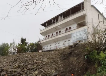 Heyelan apartmanı tehdit ediyor