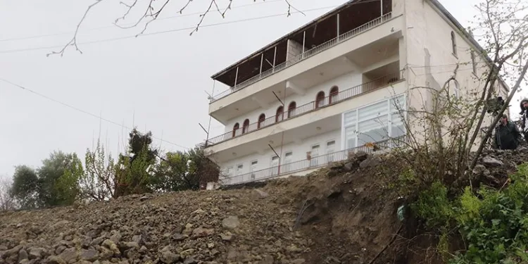 Heyelan apartmanı tehdit ediyor