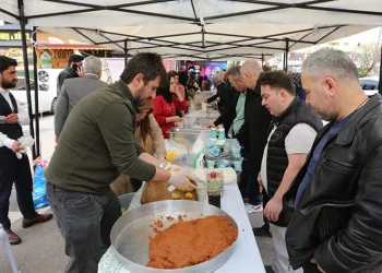 Depremzedeler için hayır panayırı düzenlendi