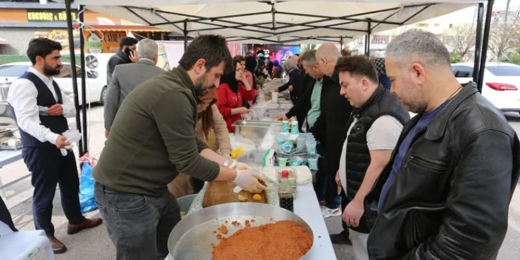 Depremzedeler için hayır panayırı düzenlendi