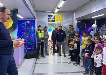 Çocuklar Bilim Tırında moral buluyor