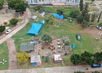 Deprem korkusu kamelyayı ev yaptırdı