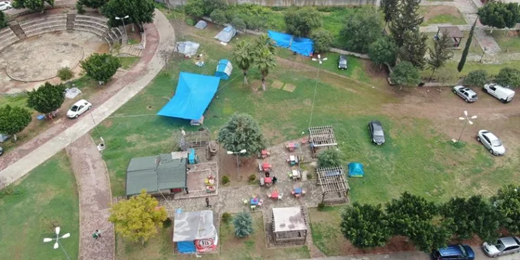 Deprem korkusu kamelyayı ev yaptırdı