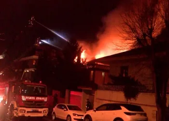 Lüks villa alev alev yandı