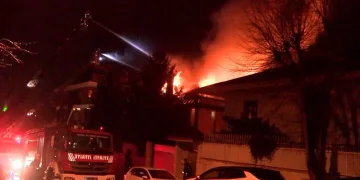 Lüks villa alev alev yandı