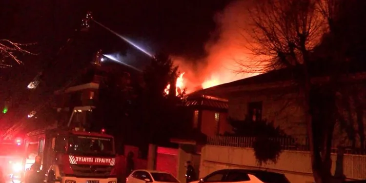 Lüks villa alev alev yandı