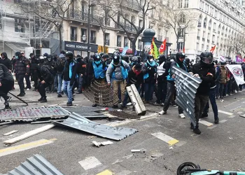 Fransa’da protestocular polisle çatıştı