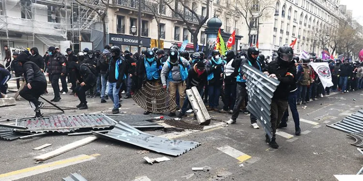 Fransa’da protestocular polisle çatıştı