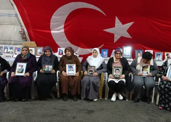 HDP önünde evlat nöbeti kararlılıkla sürüyor