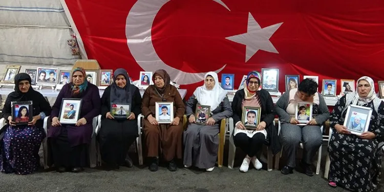 HDP önünde evlat nöbeti kararlılıkla sürüyor