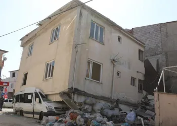 Binanın yıkılmasını minibüs önledi