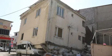 Binanın yıkılmasını minibüs önledi