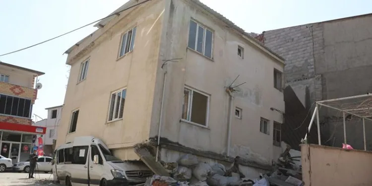 Binanın yıkılmasını minibüs önledi