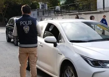 Okuldan uzaklaştırılan öğrenciden bıçaklı saldırı