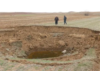 Oluşan obruk, köylüyü tedirgin etti