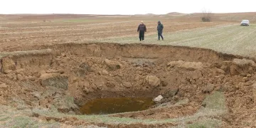 Oluşan obruk, köylüyü tedirgin etti