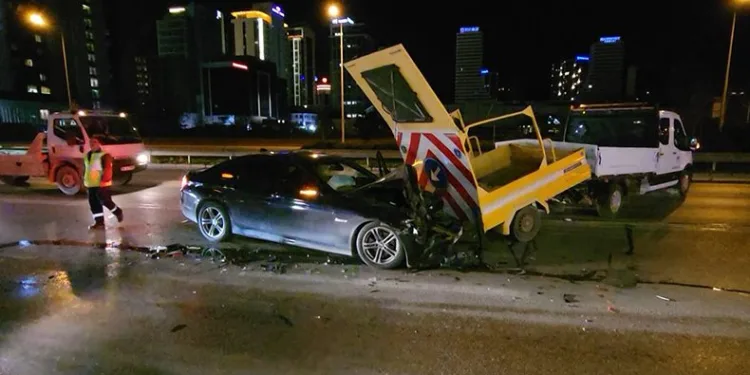 Otomobil, yolda temizlik yapan belediye aracına çarptı