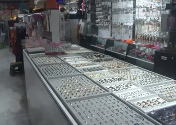 Yüzükleri ağzına koyarak çaldı