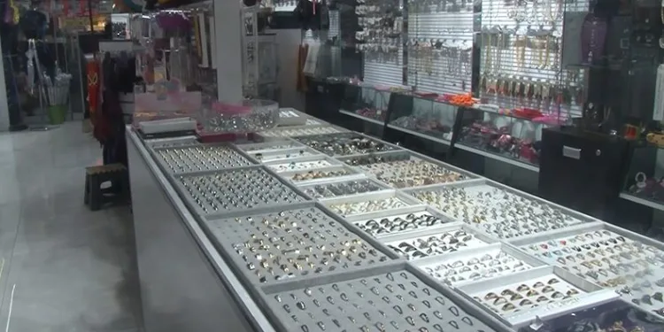 Yüzükleri ağzına koyarak çaldı