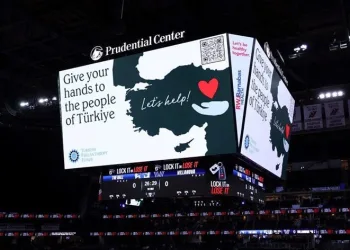 Basketbol maçında yardım organizasyonu