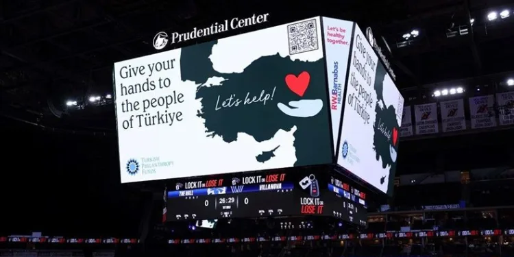 Basketbol maçında yardım organizasyonu