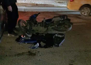 Motosiklet dönüş yapan otomobile çarptı