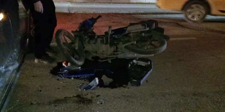 Motosiklet dönüş yapan otomobile çarptı