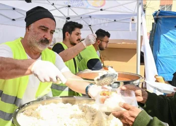 Erdal Bakkal da depremzedelerin yardımına koştu