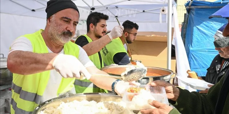 Erdal Bakkal da depremzedelerin yardımına koştu