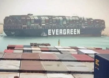 Süveyş Kanalı’nda gemi karaya oturdu