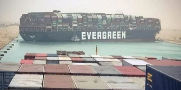 Süveyş Kanalı’nda gemi karaya oturdu
