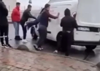 Kaza yapan aracı düzeltirken altında kalıyordu